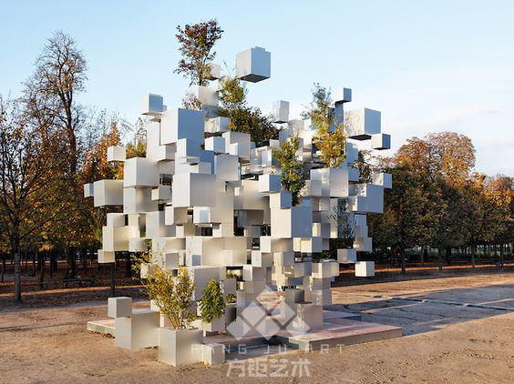 不銹鋼雕塑在城市空間中彰顯自己獨特的美感及藝術(shù)。